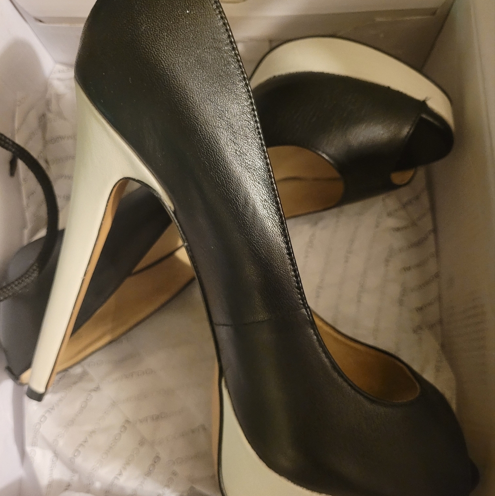 Peep toe Aldo b&w pumps